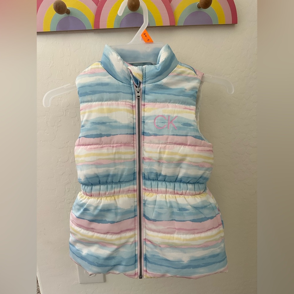 CK girl puffer vest (calvin klein jeans) has pockets size: 5t